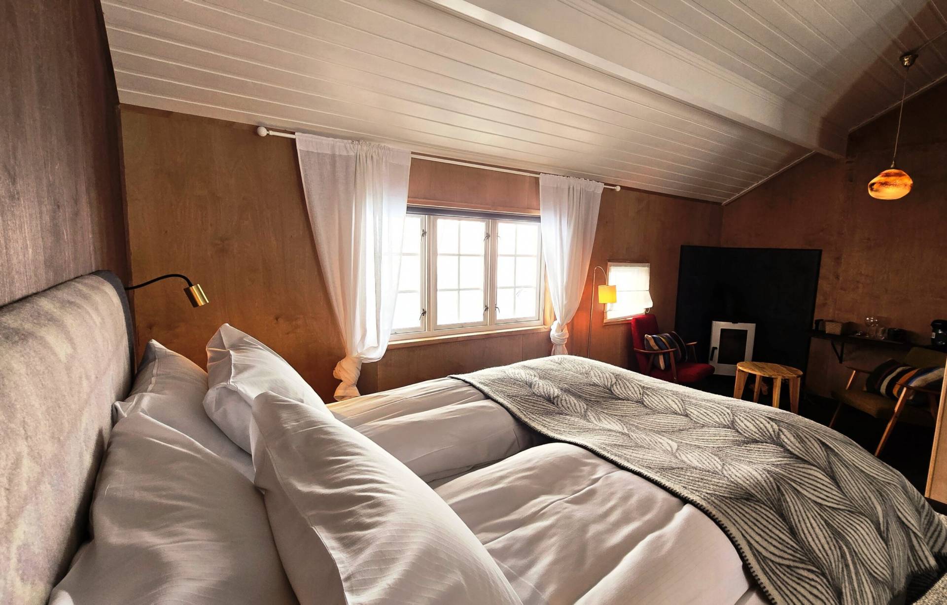 Deluxe Queen room with a fireplace