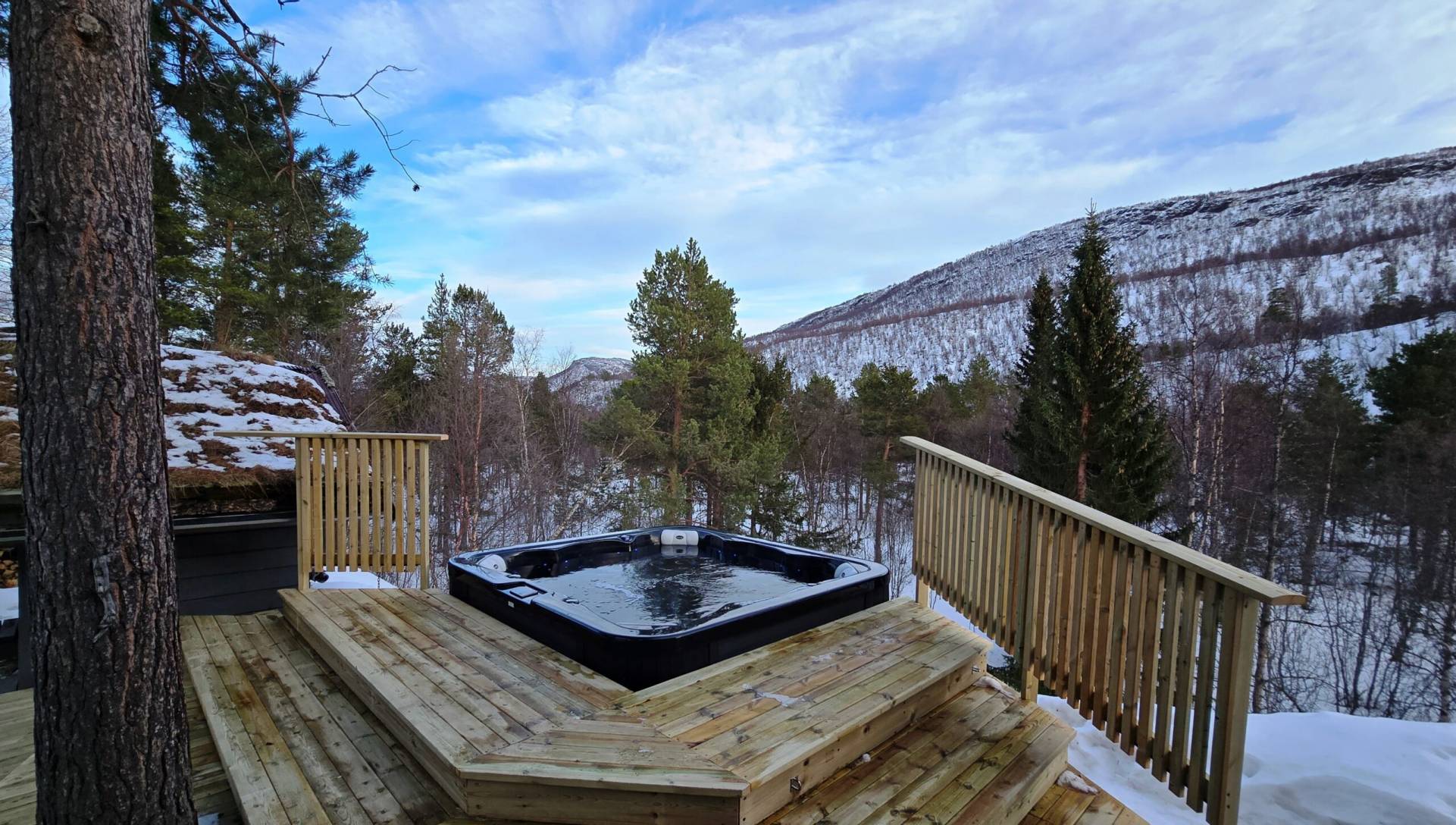 infinity hottub with a view over mountains and valley